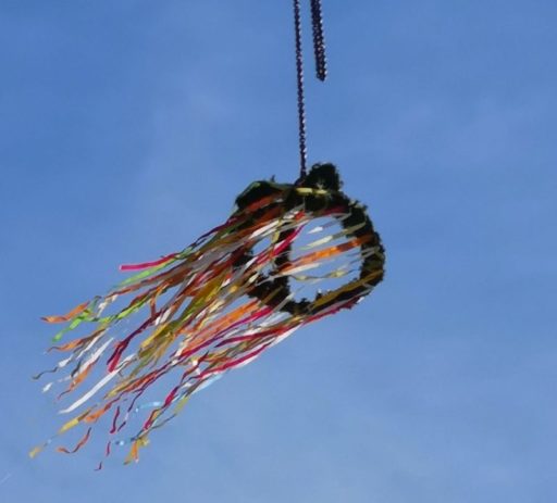 Bunte Bänder der Richtkrone flattern überm HeinrichsQuartier